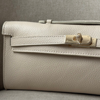 Pochette ivoire en cuir et boucle dorée made in Italy - Fiorella