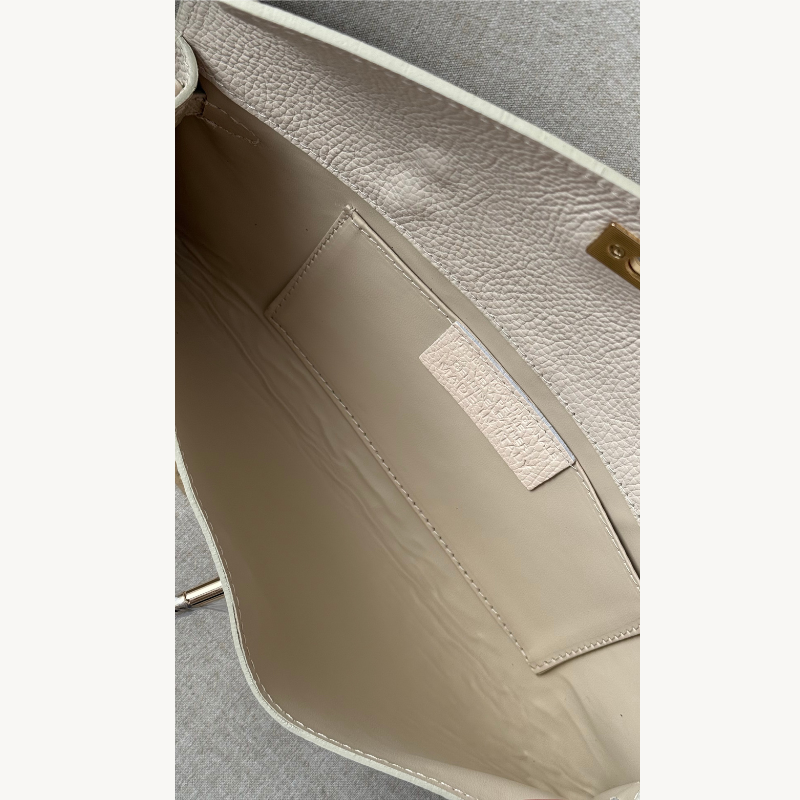 Pochette ivoire en cuir et boucle dorée made in Italy - Fiorella