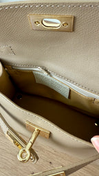 Sac à bandoulière taupe en cuir et boucle dorée made in italy - Fiorella