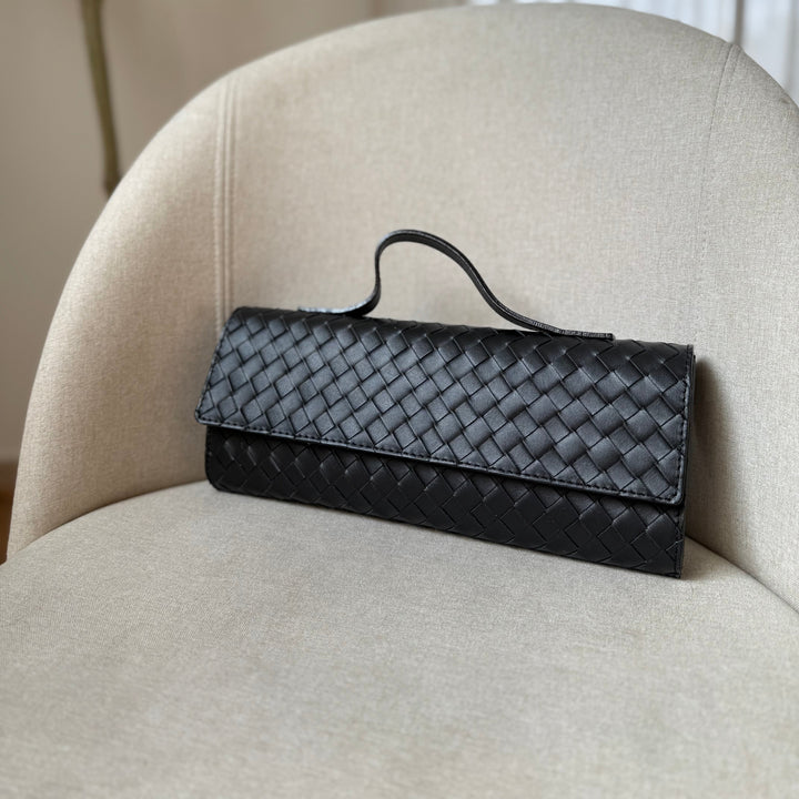 Pochette de soirée en cuir tressé noir, fabriquée en Italie avec bandoulière amovible et réglable