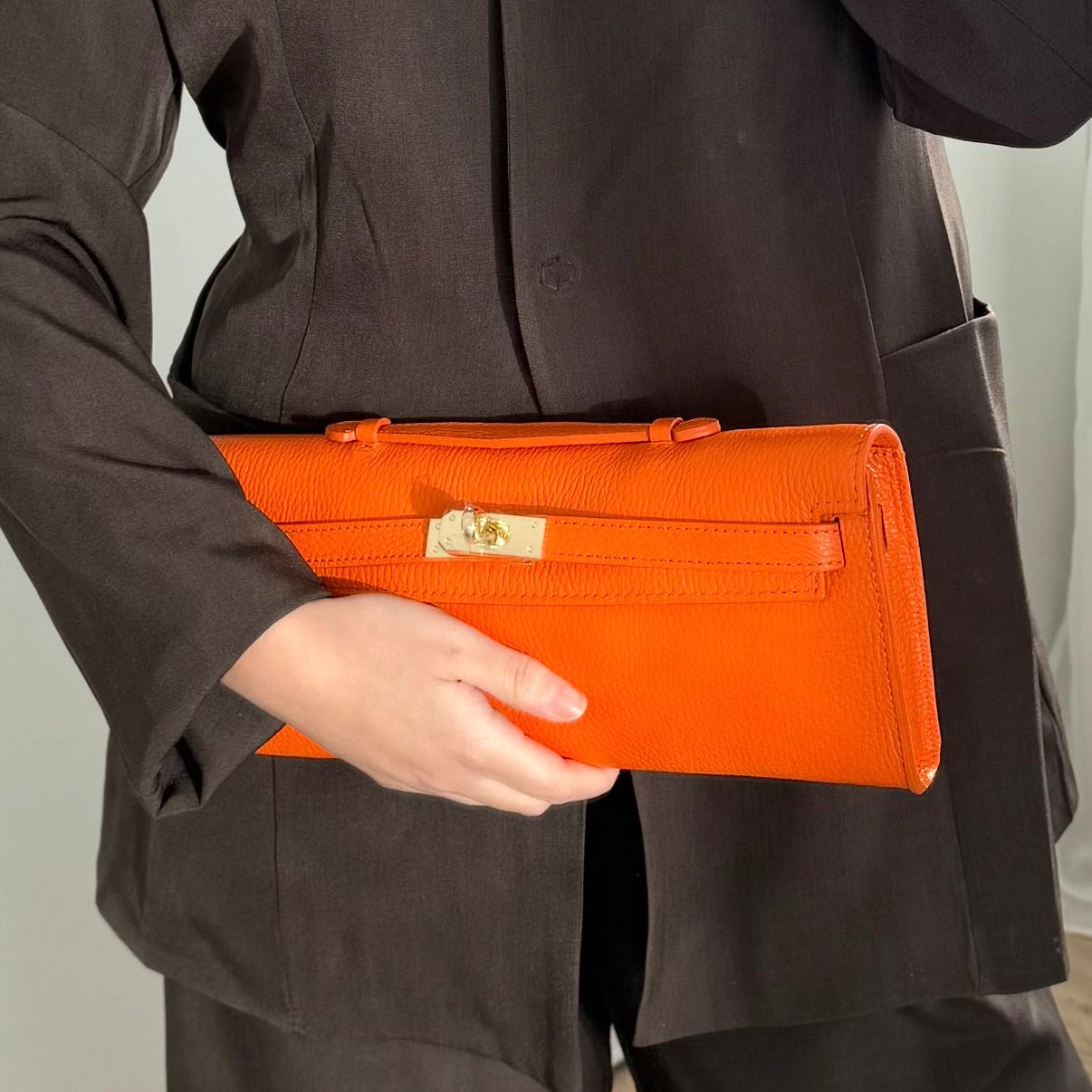 Pochette orange en cuir et boucle dorée made in Italy - Fiorella