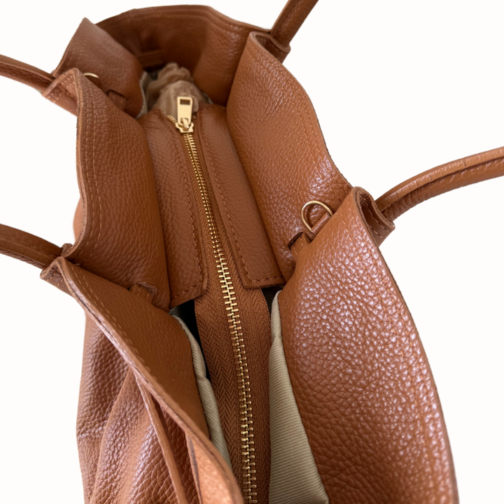 Sac à main fourre-tout camel en cuir grainé souple, fabriqué en Italie
