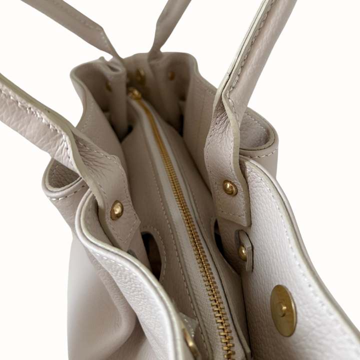 Sac à main crème Daniella en cuir grainé italien, design minimaliste, fabriqué en Italie
