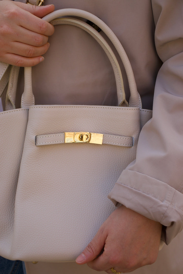 Sac à main crème Daniella en cuir grainé italien, design minimaliste, fabriqué en Italie