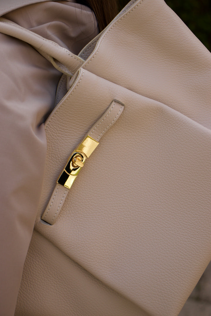 Sac à main crème Daniella en cuir grainé italien, design minimaliste, fabriqué en Italie
