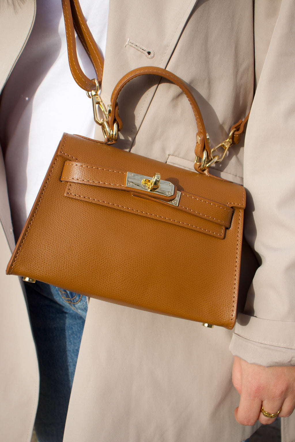 Sac à bandoulière Valentina en cuir camel, fabrication italienne, porté main ou bandoulière avec boucle dorée