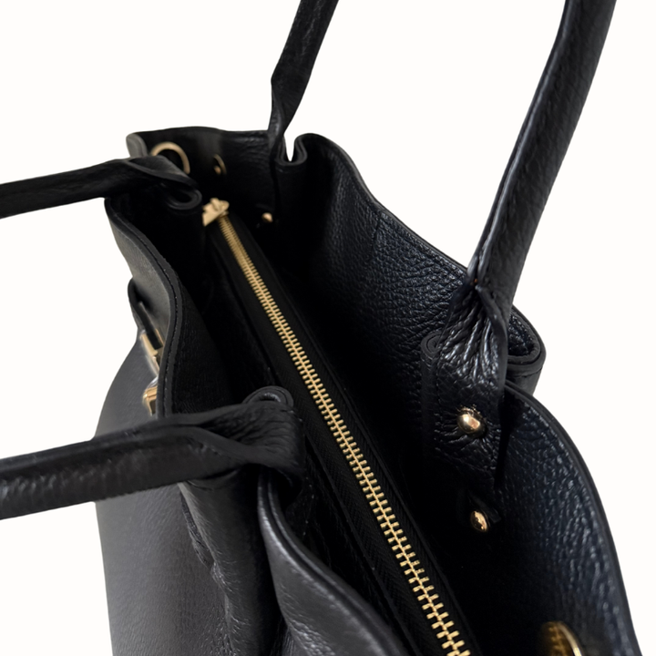 Sac à main noir Daniella en cuir grainé italien, design minimaliste, fabriqué en Italie