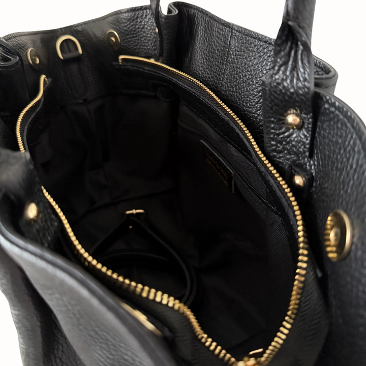 Sac à main noir Daniella en cuir grainé italien, design minimaliste, fabriqué en Italie