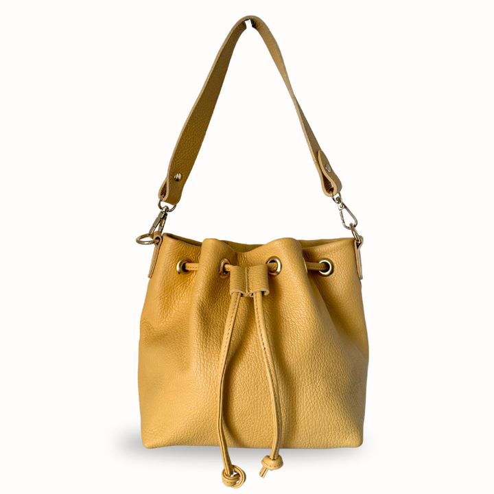 Sac seau femme en cuir grainé jaune, porté épaule ou bandoulière - Made in Italy