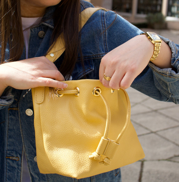 Sac seau femme en cuir grainé jaune, porté épaule ou bandoulière - Made in Italy