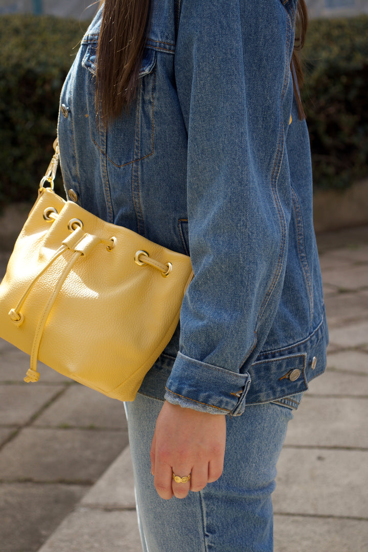 Sac seau femme en cuir grainé jaune, porté épaule ou bandoulière - Made in Italy