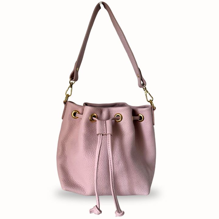 Sac seau femme en cuir grainé rose, porté épaule ou bandoulière - Made in Italy