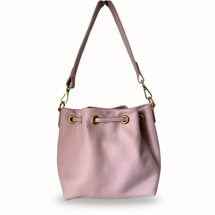 Sac seau femme en cuir grainé rose, porté épaule ou bandoulière - Made in Italy