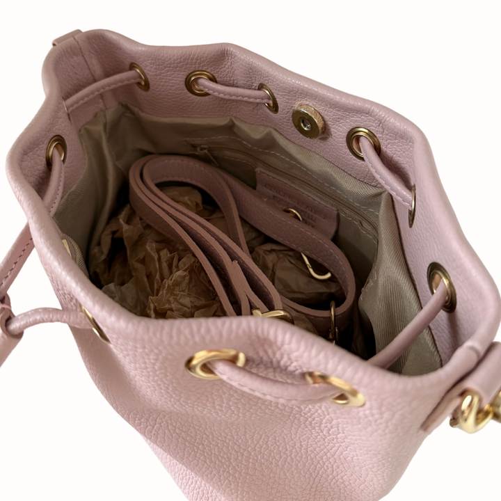 Sac seau femme en cuir grainé rose, porté épaule ou bandoulière - Made in Italy