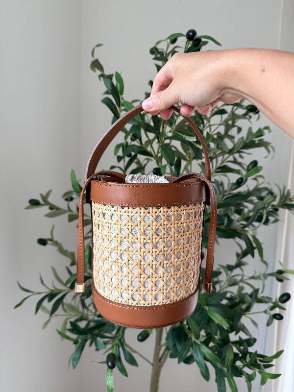 Sac seau été en cuir camel et canage pour femme made in Italy