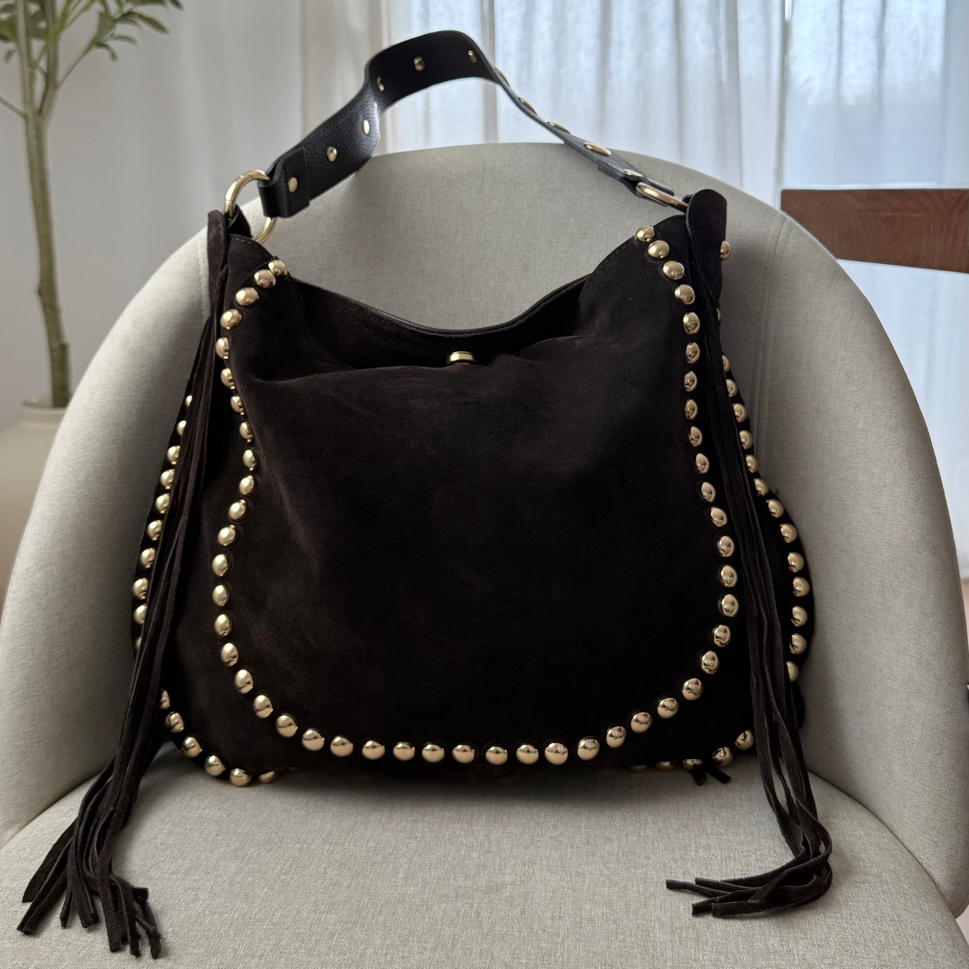 sac épaule marron foncé en daim à franges et clous dorés made in italy - Fiorella