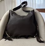 sac épaule marron foncé en daim à franges et clous dorés made in italy - Fiorella