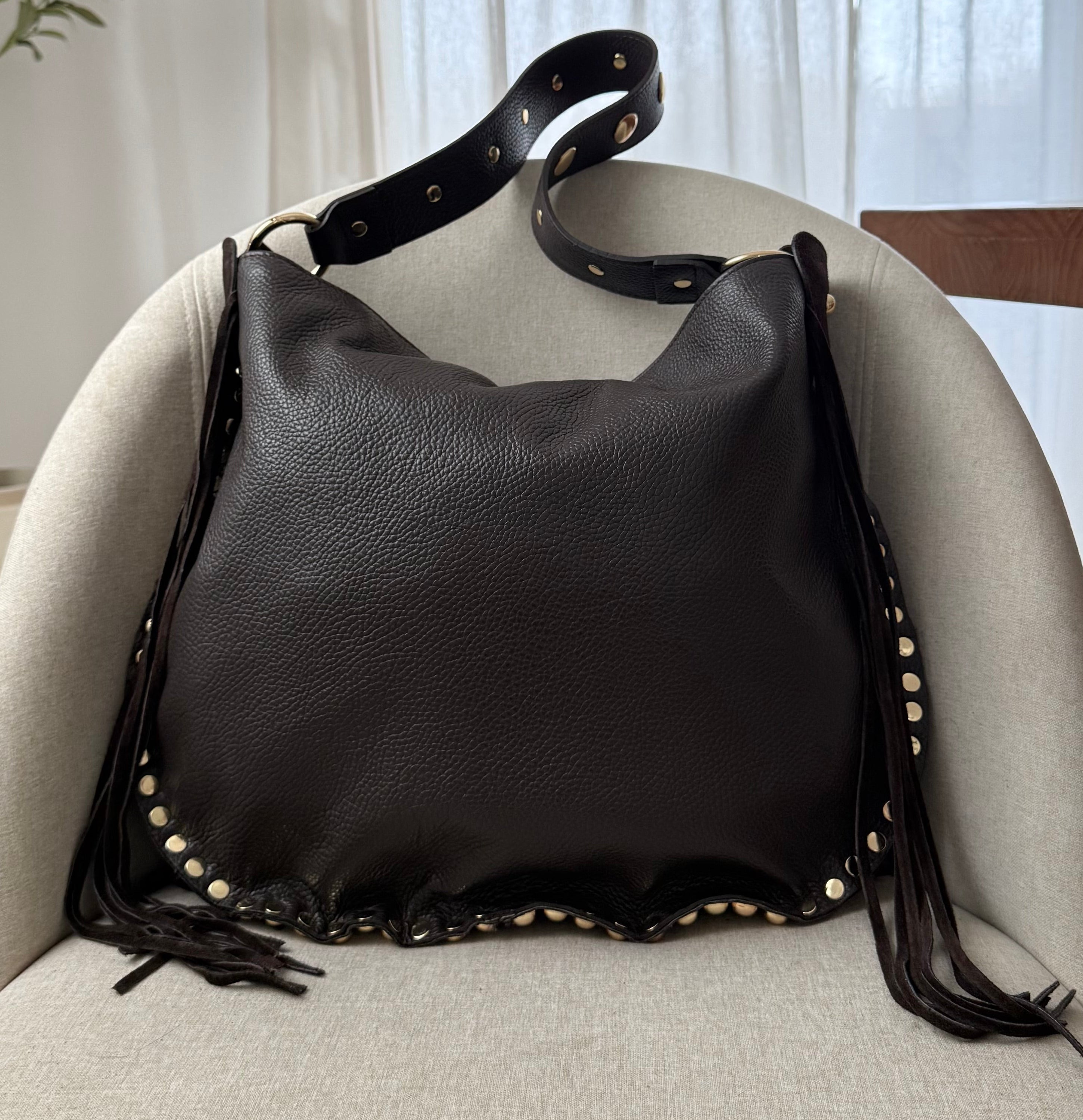sac épaule marron foncé en daim à franges et clous dorés made in italy - Fiorella
