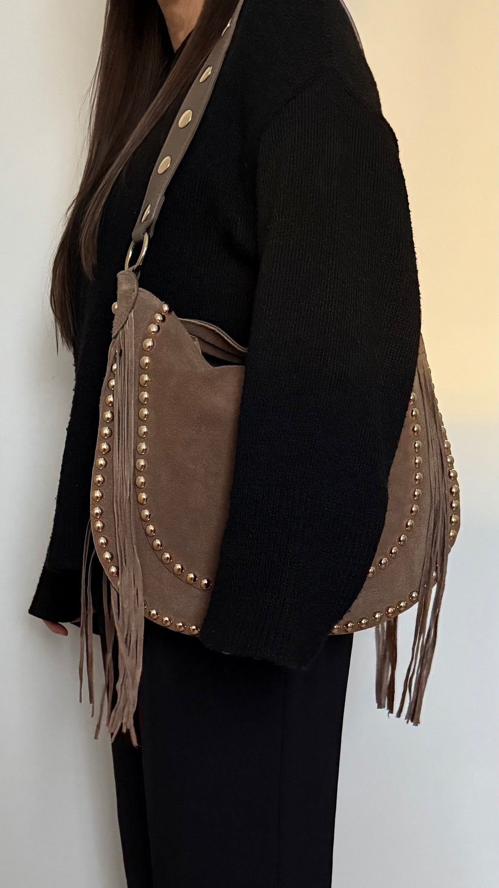 sac épaule taupe en daim à franges et clous dorés made in italy - Fiorella