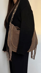 sac épaule taupe en daim à franges et clous dorés made in italy - Fiorella